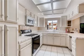 Photo #4: 2095018 Listing