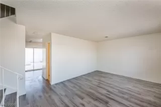 Photo #5: 2095549 Listing 