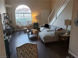 Photo #4: 2095986 Listing