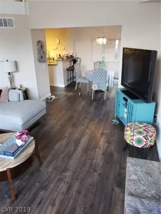 Photo #5: 2095986 Listing