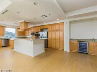 Photo #5: 2098288 Listing