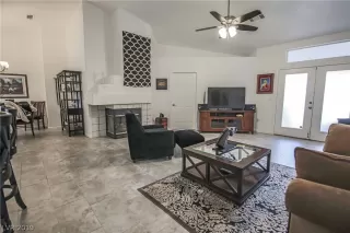 Photo #4: 2098923 Listing