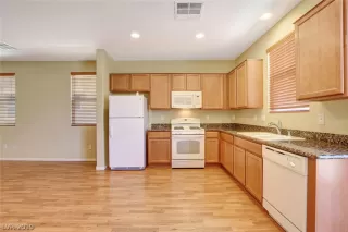 Photo #6: 2098942 Listing