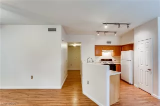 Photo #5: 2099119 Listing