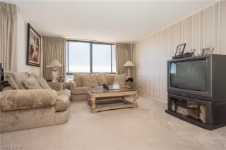 Photo #5: 2100937 Listing 