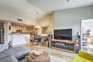 Photo #3: 2102631 Listing