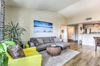 Photo #5: 2102631 Listing