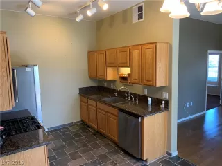 Photo #5: 2102650 Listing