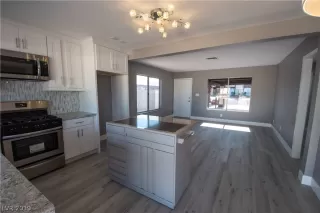 Photo #5: 2102986 Listing 