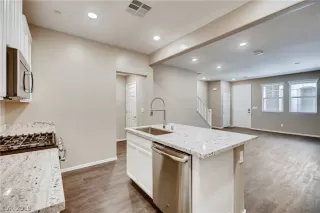 Photo #4: 2103748 Listing