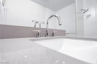 Photo #5: 2103899 Listing