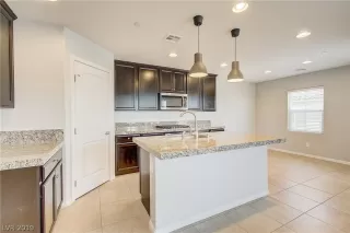 Photo #2: 2103933 Listing