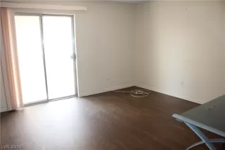 Photo #5: 2104031 Listing