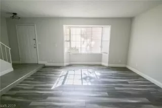 Photo #5: 2104191 Listing