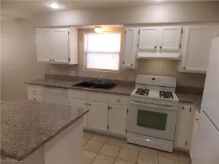 Photo #5: 2104775 Listing