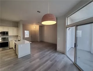 Photo #4: 2104796 Listing