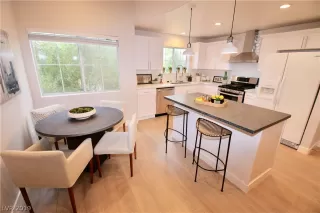 Photo #3: 2104797 Listing