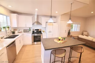 Photo #4: 2104797 Listing