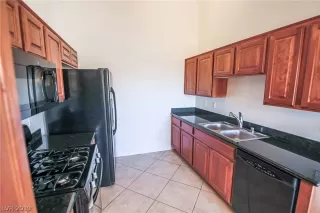 Photo #6: 2104802 Listing