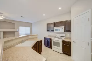 Photo #4: 2104861 Listing 