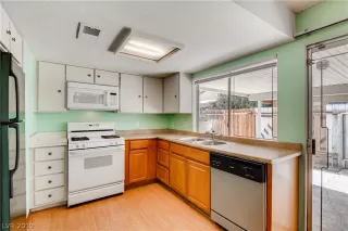 Photo #3: 2104947 Listing