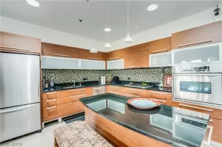 Photo #5: 2105120 Listing