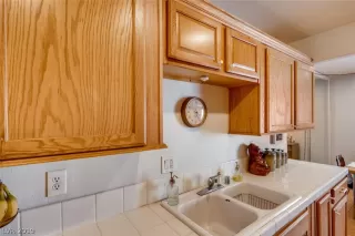 Photo #5: 2105206 Listing