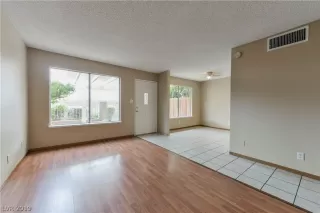 Photo #4: 2105212 Listing