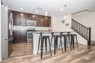 Photo #5: 2106401 Listing