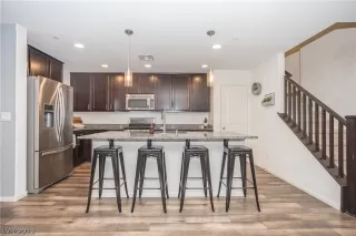 Photo #6: 2106401 Listing