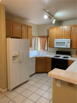 Photo #5: 2106591 Listing