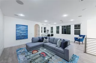 Photo #3: 2106676 Listing