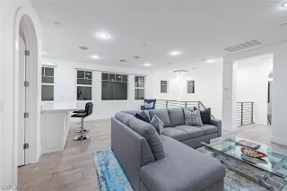 Photo #4: 2106676 Listing