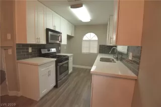 Photo #5: 2106807 Listing