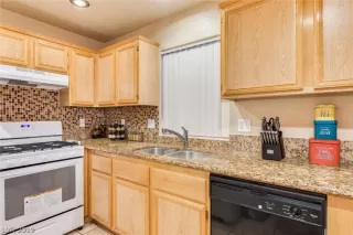 Photo #5: 2106878 Listing 