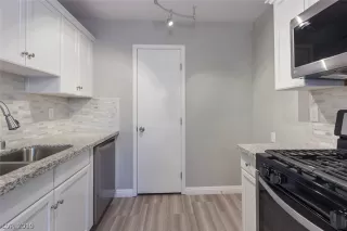 Photo #5: 2106961 Listing