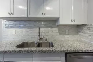 Photo #6: 2106961 Listing