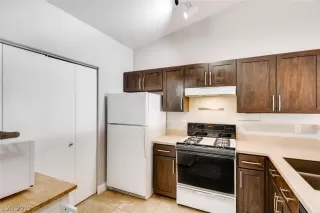 Photo #4: 2107368 Listing