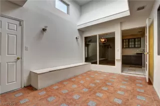 Photo #4: 2107384 Listing