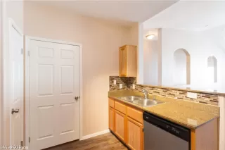 Photo #5: 2108163 Listing