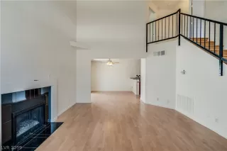 Photo #5: 2108989 Listing