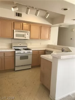 Photo #2: 2110572 Listing