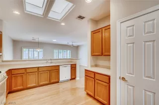 Photo #5: 2111093 Listing