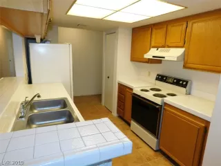 Photo #5: 2111381 Listing