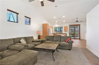 Photo #4: 2111407 Listing