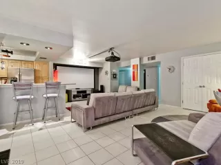 Photo #3: 2111429 Listing