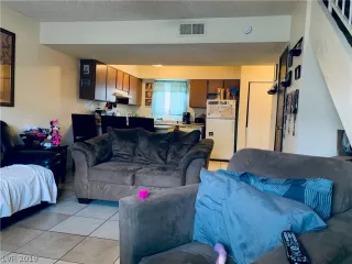 Photo #3: 2111802 Listing