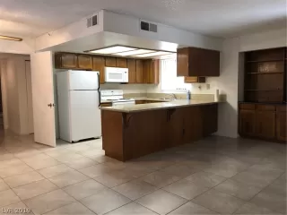 Photo #3: 2111986 Listing