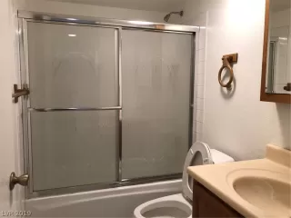 Photo #5: 2111986 Listing