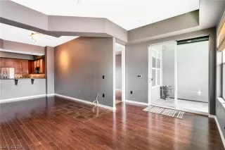 Photo #6: 2112692 Listing